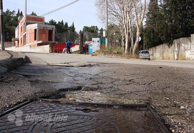 Mostar: Voda preplavila ulicu i stvorila udarne rupe